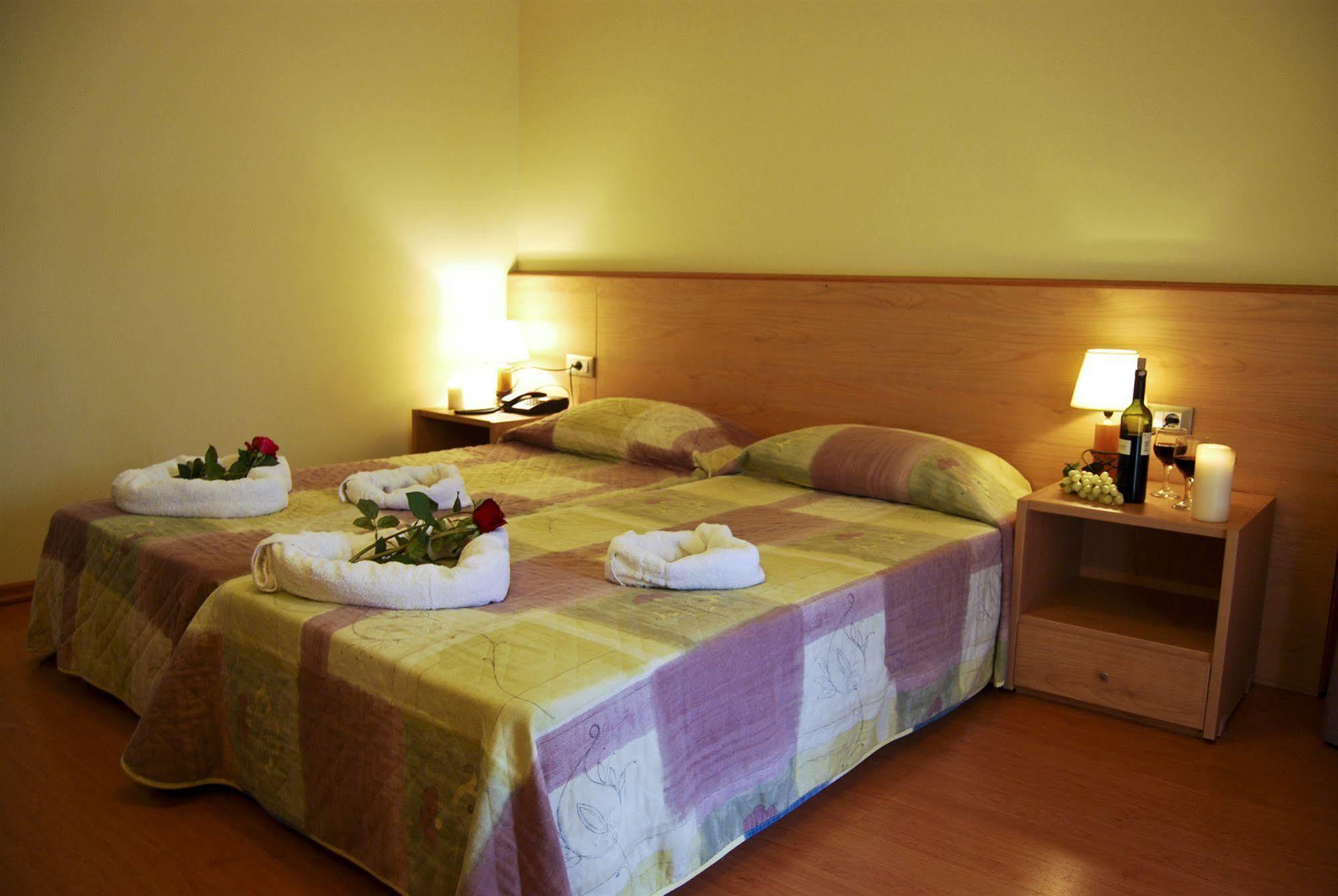 Sunrise Village Hotel Platanés